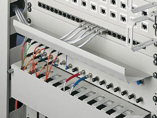 Cable routing channel 482.6 mm (19")