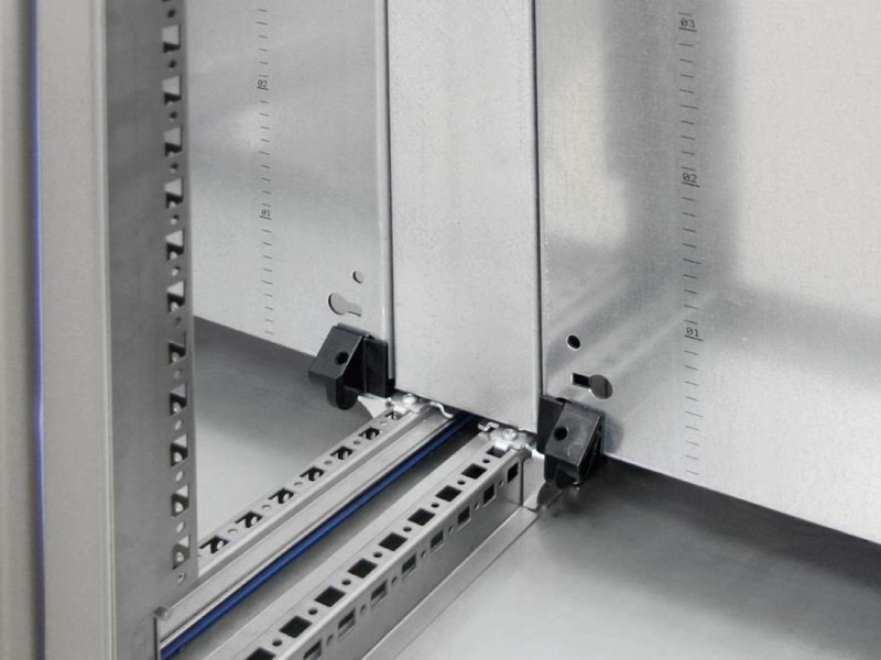 Mounting plates spacer for HD system enclosure